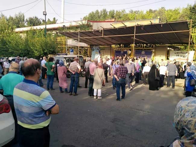 ازدحام و بی‌نظمی در سوله‌ی تزریق واکسن کرونا