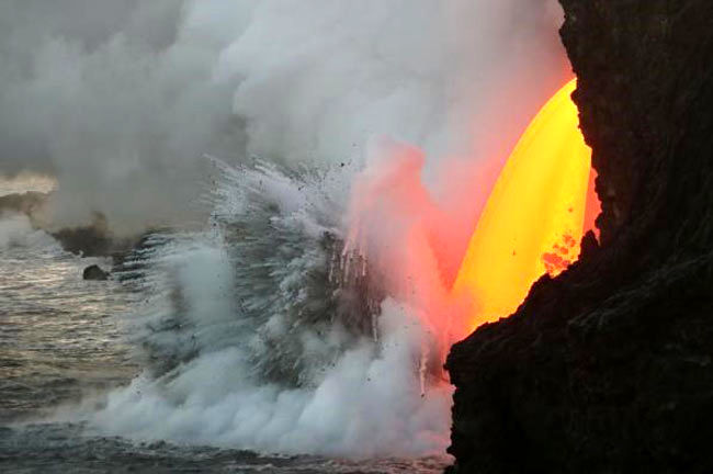 آبشاری از گدازه در هاوایی