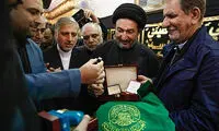 عکس: هدیه به معاون اول روحانی در عراق