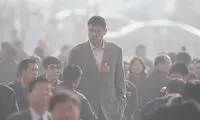 یائو مینگ؛ مردی که کنار او ریز دیده می شوید!