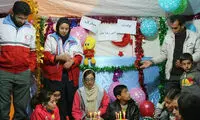 جشن تولد کودک زلزله زده در چادر هلال‌احمر