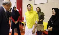 مهتاب کرامتی در تمرین بانوان والیبال نشسته