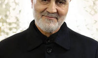 سردار سلیمانی در لباس خادمی امام رضا (ع)