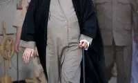عکسی از رهبر انقلاب در حال سان دیدن