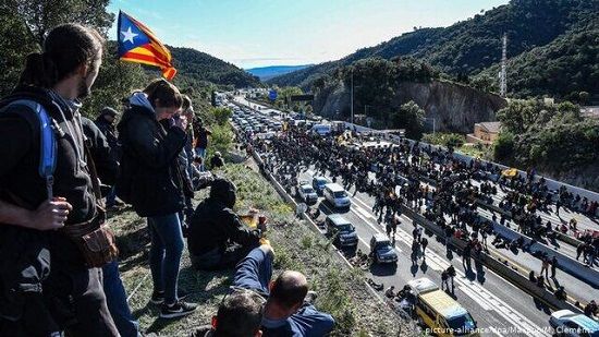 جدایی‌طلبان کاتالان بزرگراه اسپانیا - فرانسه را بستند