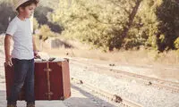 به سفر بروید ولی کودکتان را تنها نگذارید!