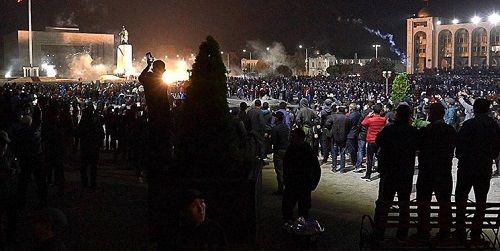 معترضان قرقیزی، پارلمان را تصرف کردند