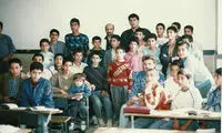 تصویری از عابدزاده پشت نیمکت مدرسه