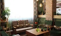 خانه‌ی کوچک پریچهر و پویان، با دست‌سازه‌های چوبی خودشان