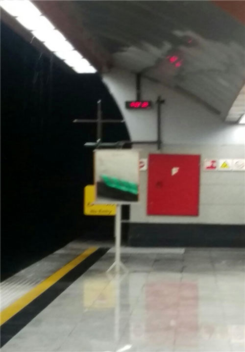 ریزش آب از سقف ایستگاه‌ مترو +عکس