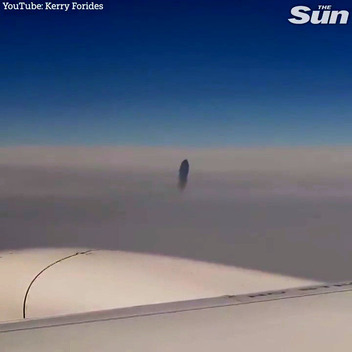 رویت شی عجیب در آسمان از پنجره هواپیما