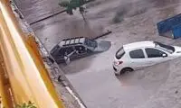 لحظات دلهره‌آور از گرفتار شدن یک خانواده‌ در سیل 