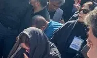 قابی از گریه یلدا ابتهاج بر مزار پدر
