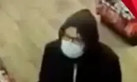غافل‌گیر کردن سارق مسلح توسط مشتری در فروشگاه