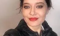 عکسی از بازیگر زن ترک با استایل مشکی در دریا