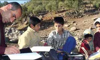 معلم لرستانی کوه‌ به‌ کوه در پی دانش‌آموز