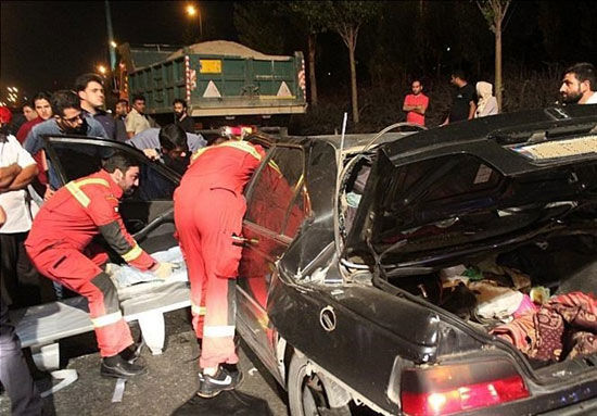 محبوس‌ شدن مرد جوان در پژو پارس