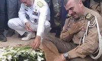 دریادار سیاری بر سر سر مزار دو شهید گمنام