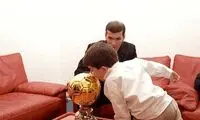 بوسه زیدانِ پسر بر توپ طلای پدر