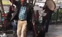 همراهی موزون و دیدنی پیرمرد با نوازنده‌های خیابانی