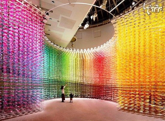 تجربه هنری رنگارنگ در اتاقی با 25 هزار گل کاغذی