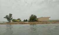 دختر تازه متولد شده در محاصره سیلاب