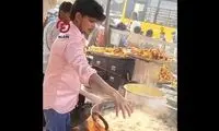 آشپزی که دستش در روغن 200 درجه نمی‌سوزد!