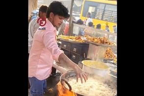 آشپزی که دستش در روغن 200 درجه نمی‌سوزد!