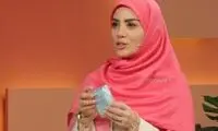 حضور مجری زن صداوسیما با اسلحه روی آنتن زنده