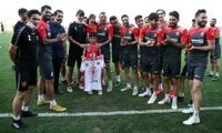 اهدای مدال قهرمانی بیرانوند به فرزندانش