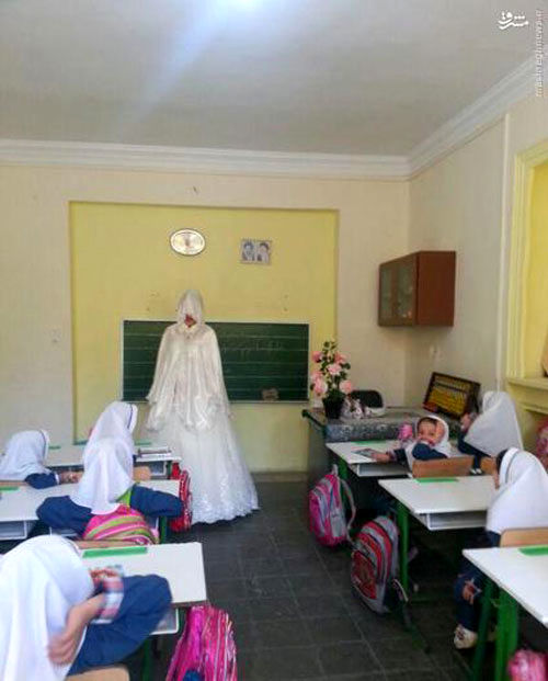 عکس: معلمی که با لباس عروس مدرسه رفت