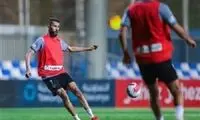 کاپیتان الهلال با کاور قرمز آماده بازی پرسپولیس