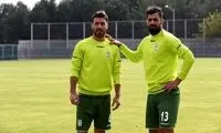 زوج سیم خاردار آماده دفاع از دروازه تیم ملی