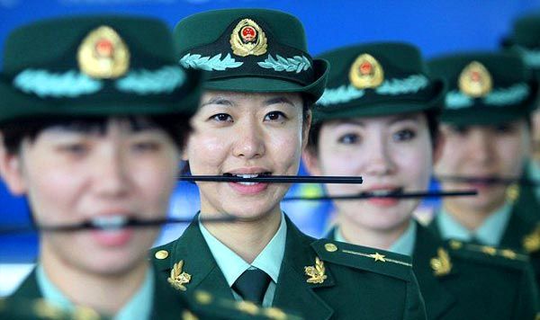 آموزش لبخند به پلیس زن در چین! +عکس