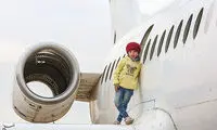 تفریح هوایی کودکان قم بر بال هواپیما‌ها