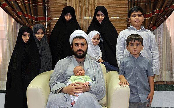 عکس روز: پرجمعیت‌ ترین خانواده جوان ایرانی