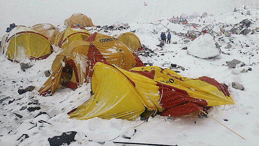 عکس: مرگ 17 کوهنورد در اوِرست