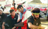 قهرمان جهان در حال واکس زدن کفش زائران
