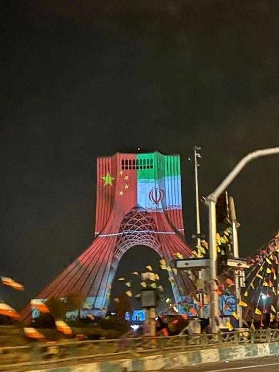 نورپردازی پرچم چین روی میدان آزادی!