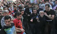 عکس: پدر اولادی در مراسم تشییع پیکرش
