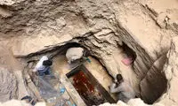 لحظه بازکردن یک تابوت سنگی ۲۰۰۰ ساله