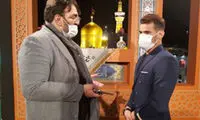 آل‌کثیر و مادرش در حرم امام رضا (ع)