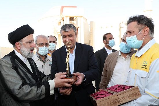 هدیه ویژه کارکنان نیروگاه بوشهر به رئیسی