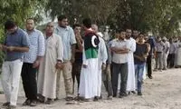 صف کشیدن مردم برای تماشای جنازه/عکس