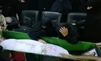 مادری که فرزند شهیدش را در آغوش گرفت