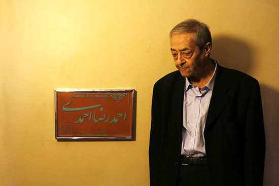 نصب «کاشی ماندگار» بر سردر خانه احمدرضا احمدی