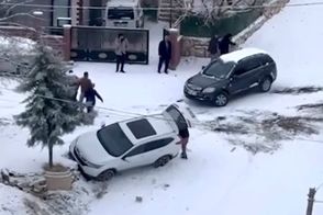 سُرخوردن و برخورد عجیب دو خودرو بر اثر برف سنگین