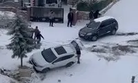 سُرخوردن و برخورد عجیب دو خودرو بر اثر برف سنگین