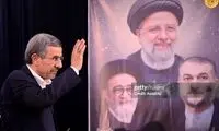 احمدی‌نژاد علامت پیروزی نشان داد