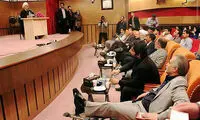 عکس: نشستن خلاف عرف برادر رئیس‌جمهور